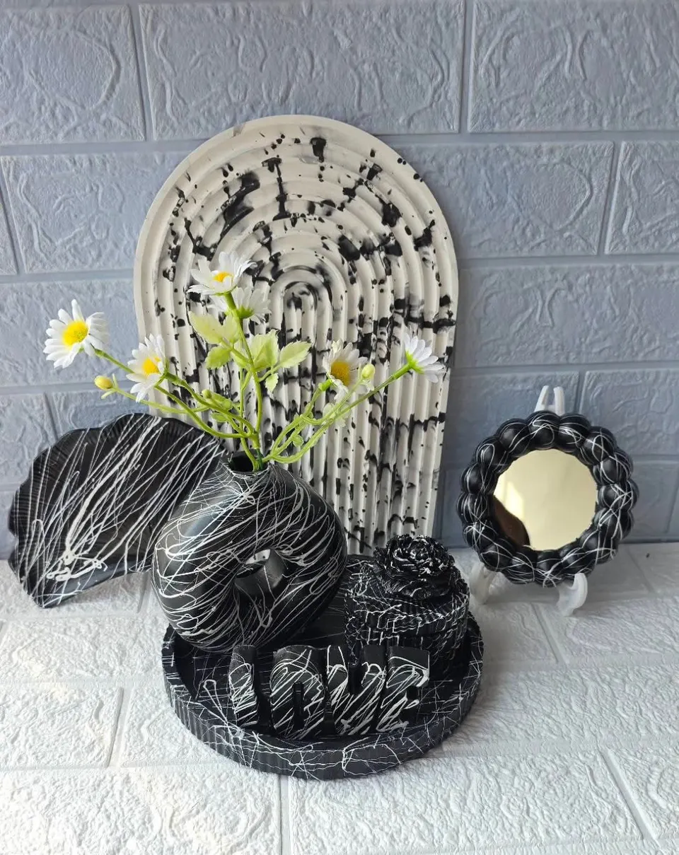 Black & White Tray Set